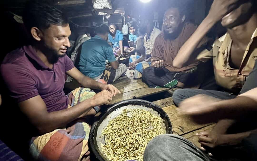 Bangladesh Fishermen: Life on Traditional Sampan Boats at Alipur Fish Market
